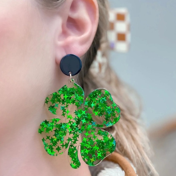 NEW  CLEAR RESIN CONFETTI CLOVER DANGLE EARRINGS - Picture 3 of 5